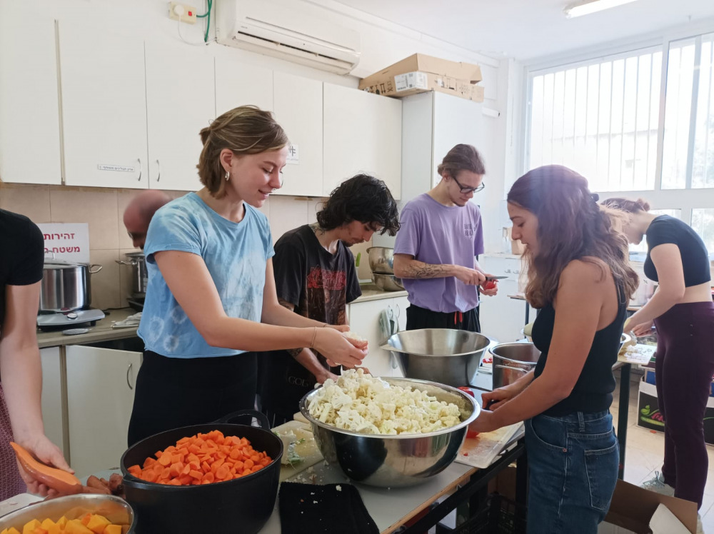 volunteering in kitchen huji