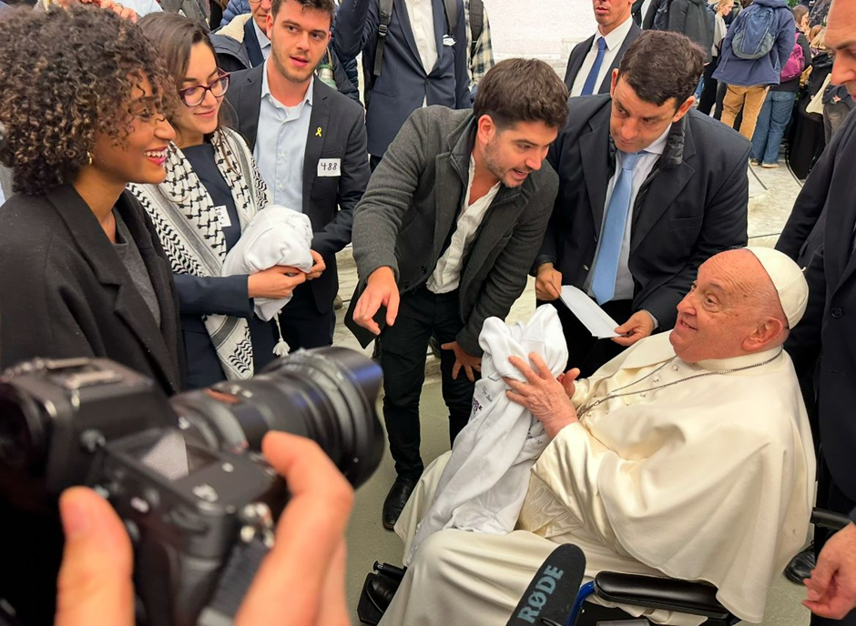 pope francis with middle meets in the vatican credit scholass